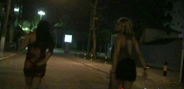  Minha namorada e sua amiga mostrando a rabeta na rua